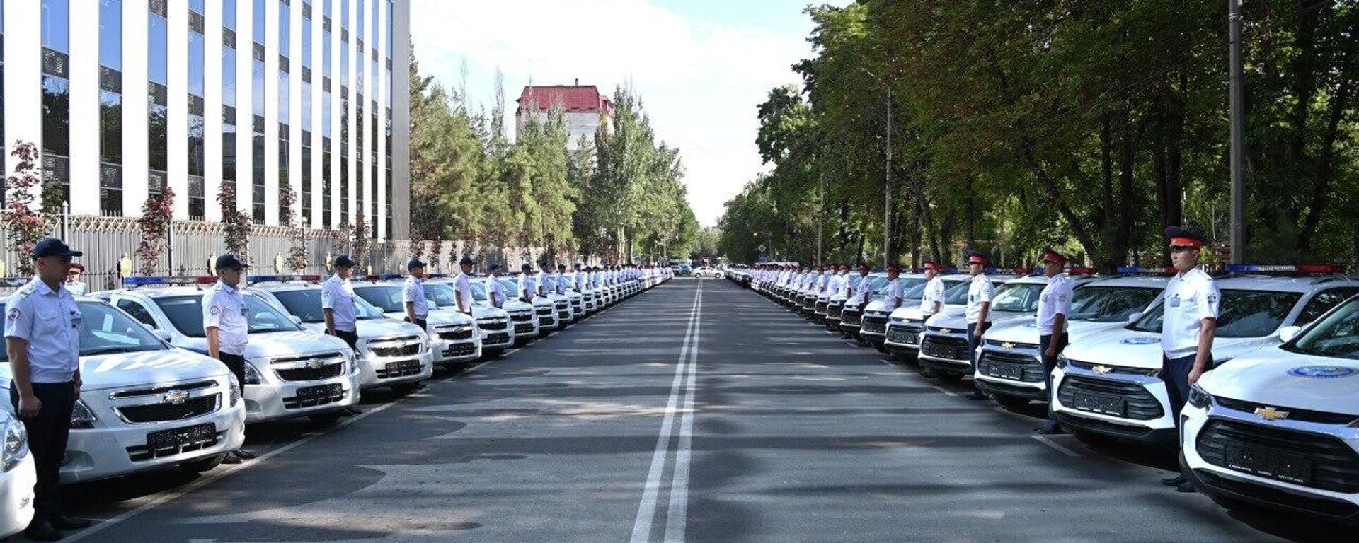 Аймактык милиция өкүлдөрүнө 102 кызматтык автоунаа берилди - Sputnik Кыргызстан, 1920, 24.07.2026