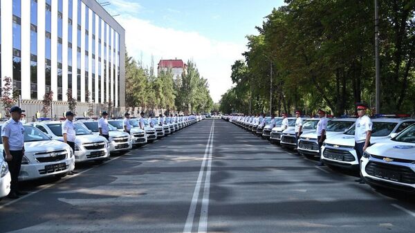 Аймактык милиция өкүлдөрүнө 102 кызматтык автоунаа берилди - Sputnik Кыргызстан