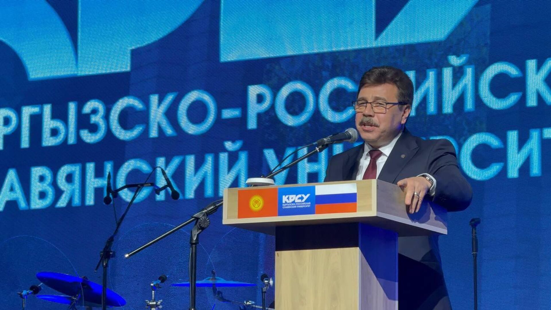 Сергей Вакунов, Сергей Волков, Марлен Маматалиев на выпускном КРСУ - Sputnik Кыргызстан, 1920, 25.07.2026