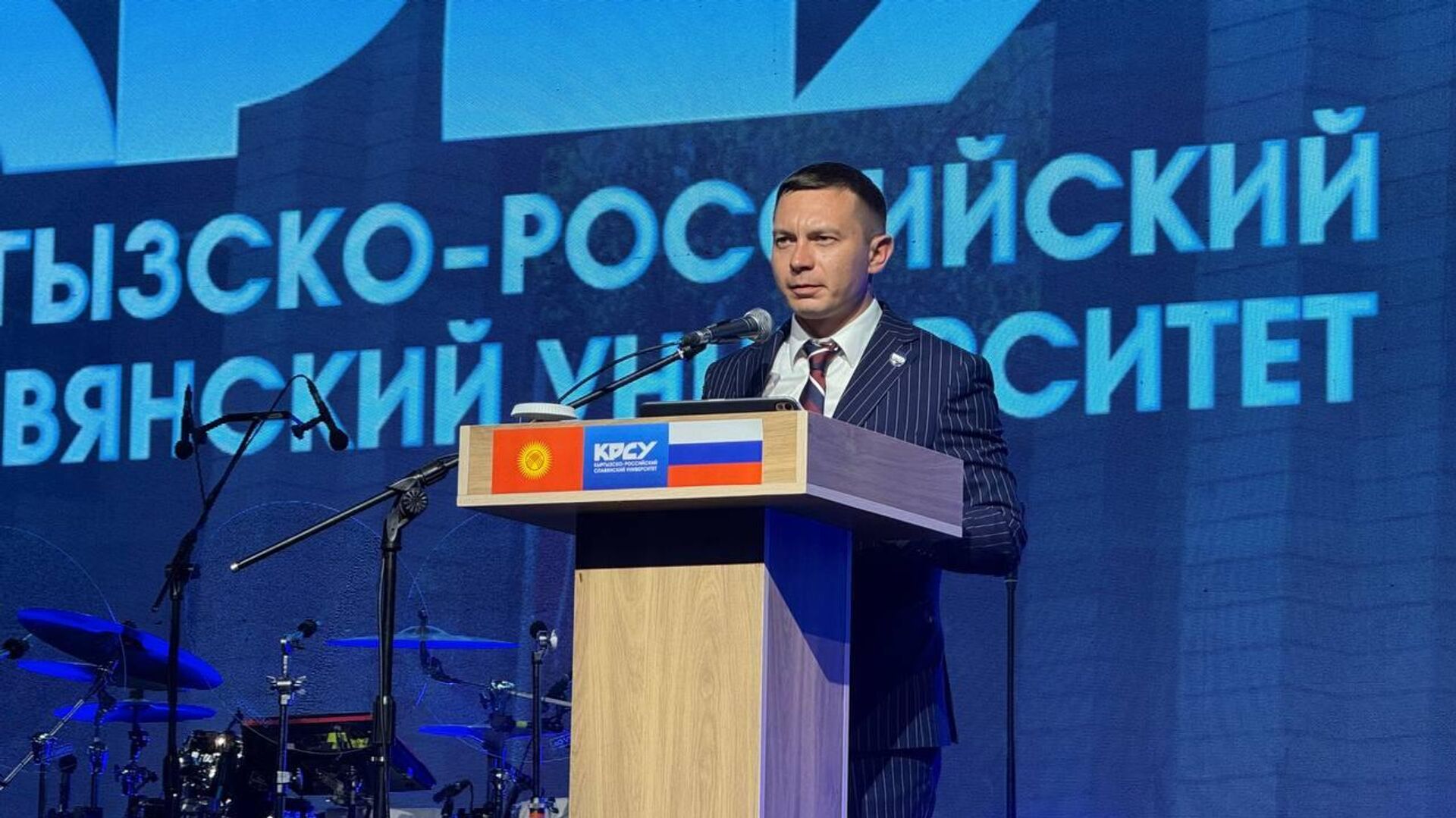 Сергей Вакунов, Сергей Волков, Марлен Маматалиев на выпускном КРСУ - Sputnik Кыргызстан, 1920, 25.07.2026