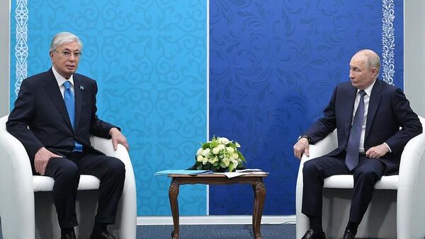 Встреча Владимира Путина с Касым-Жомартом Токаевым в Омске  - Sputnik Кыргызстан