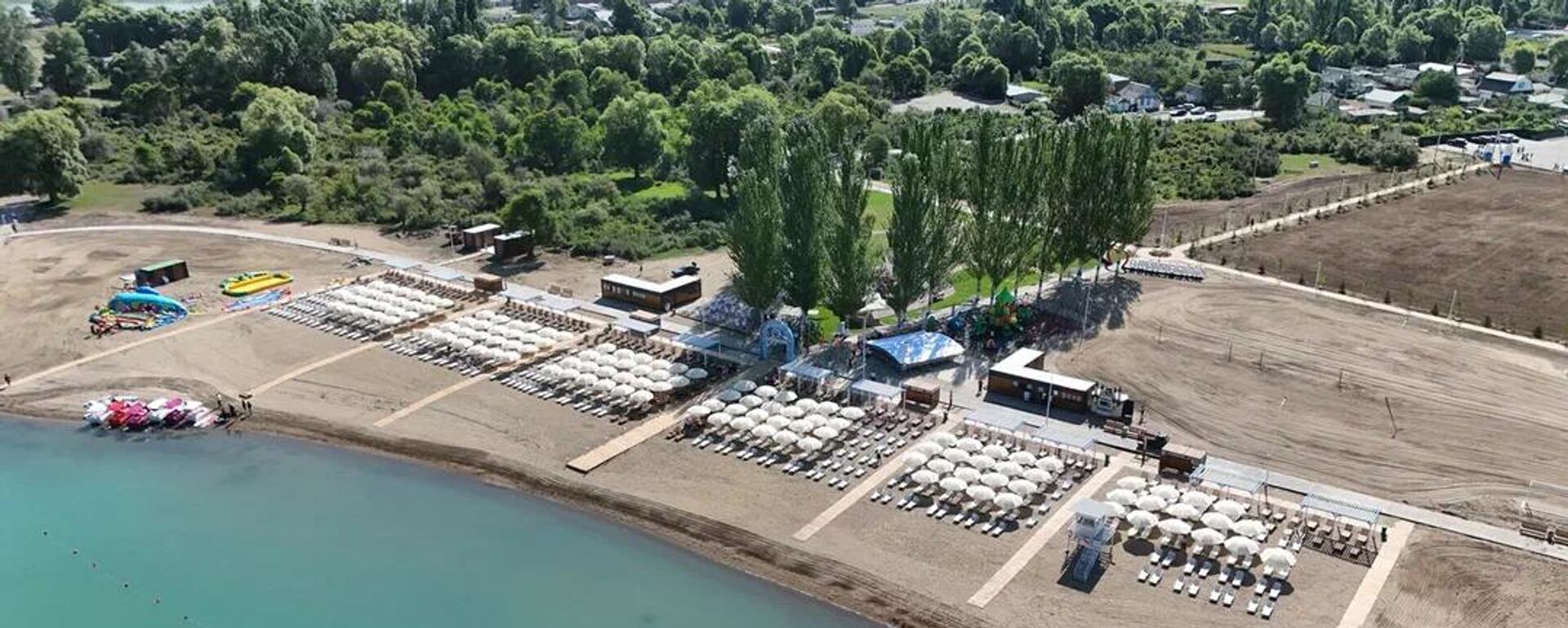 В Караколе после реконструкции открылся городской пляж - Sputnik Кыргызстан, 1920, 26.07.2026
