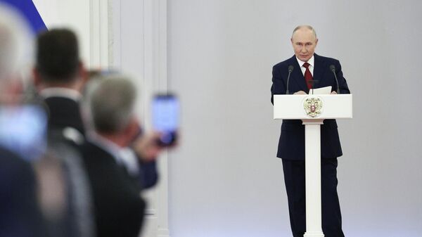 Встреча президента Владимира Путина с депутатами Госдумы РФ восьмого созыва - Sputnik Кыргызстан