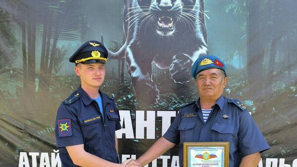 Главу Союза десантников Кыргызстана Табалды Окошева поздравили с Днем Воздушно-десантных войск - Sputnik Кыргызстан