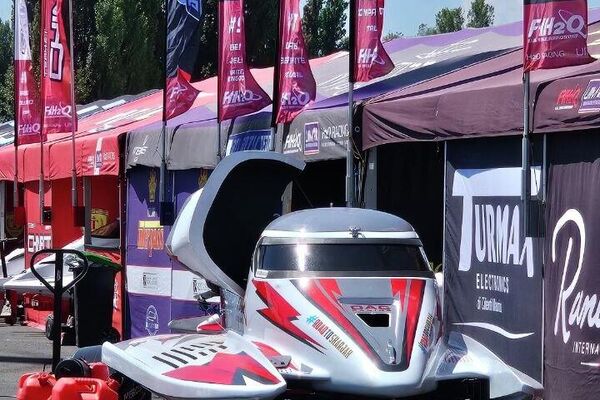 Гоночные катамараны класса &quot;Формула-1&quot; (F1H2O) на Чемпионате мира по водно-моторному спорту UIM F1H2O Grand Prix of Kyrgyzstan - Sputnik Кыргызстан