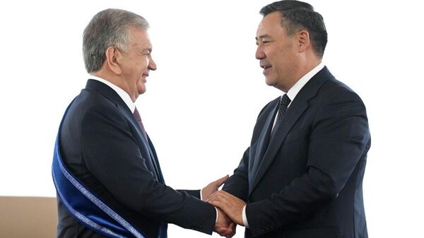 Президент КР Садыр Жапаров наградил президента РУз Шавката Мирзиёева орденом Манас I степени - Sputnik Кыргызстан