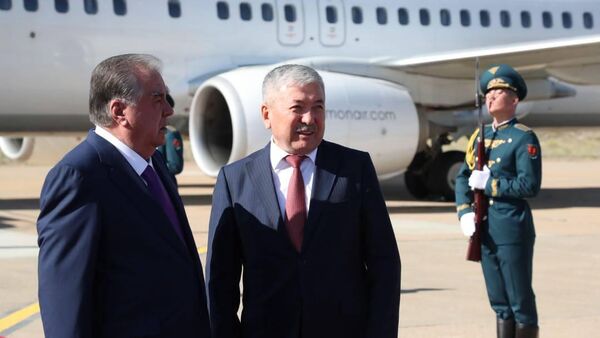 Президент Таджикистана Эмомали Рахмон прибыл на Иссык-Куль. Его встретил глава кабмина Адылбек Касымалиев. - Sputnik Кыргызстан