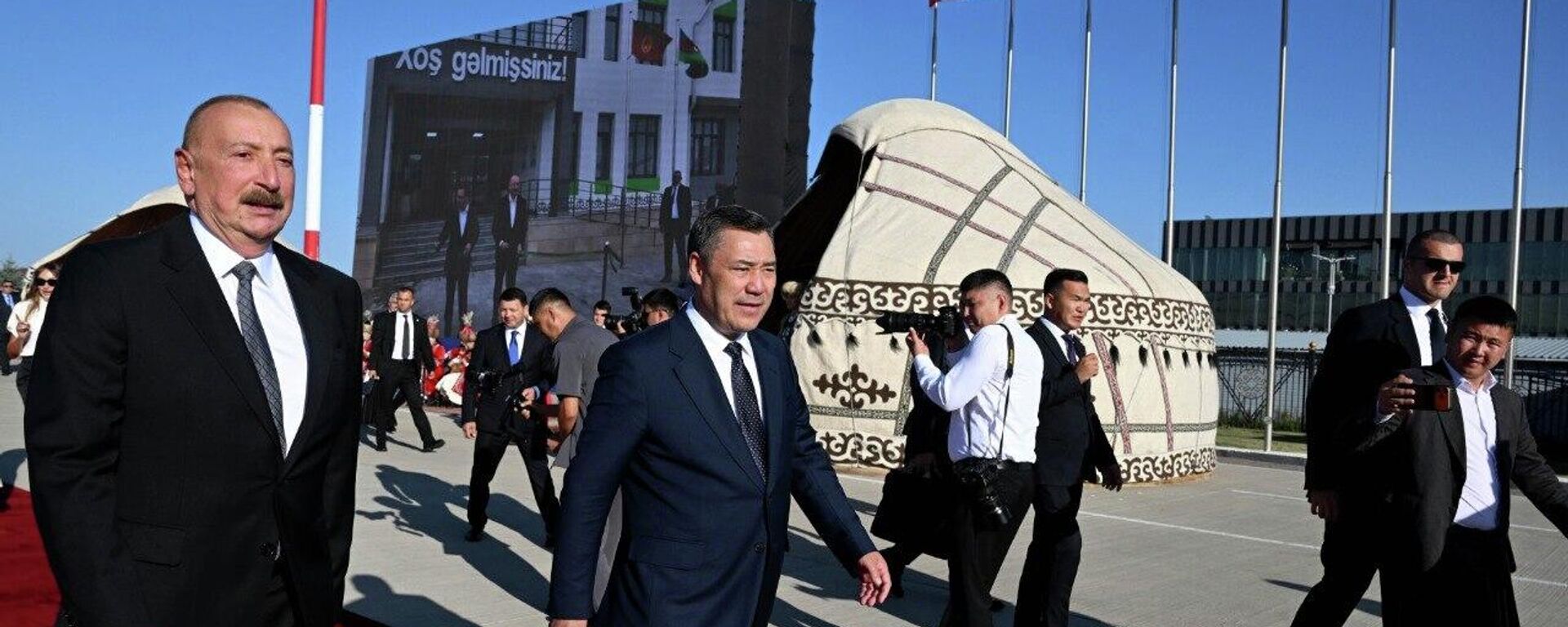  Илхам Алиев Кыргызстанга мамлекеттик сапар менен келип, аны Садыр Жапаров өзү тосуп алды - Sputnik Кыргызстан, 1920, 30.07.2026