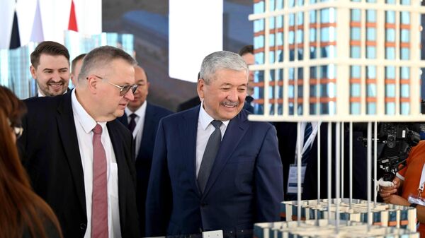 Адылбек Касымалиев и Алексей Оверчук на VIII Кыргызско-Российском экономическом форуме в Бостери - Sputnik Кыргызстан