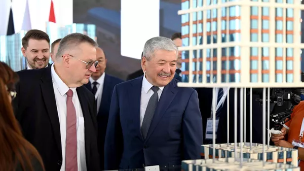 Адылбек Касымалиев и Алексей Оверчук на VIII Кыргызско-Российском экономическом форуме в Бостери - Sputnik Кыргызстан
