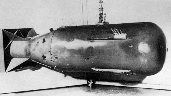 1945-жылдын август айында америкалык пилоттор Япониянын Хиросима шаарына ташталган Little Boy (Малыш) деп аталган өзөктүк бомба.   - Sputnik Кыргызстан