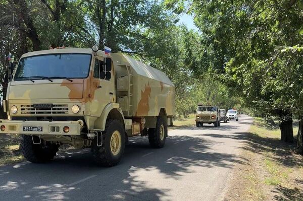 В скором времени военнослужащие приступят к подготовке вооружения и военной техники в Балыкчи, куда в сопровождении военной автоинспекции проследует колонна с личным составом 201-й военной базы ЦВО - Sputnik Кыргызстан