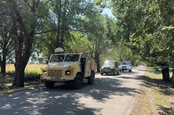 В скором времени военнослужащие приступят к подготовке вооружения и военной техники в Балыкчи, куда в сопровождении военной автоинспекции проследует колонна с личным составом 201-й военной базы ЦВО - Sputnik Кыргызстан