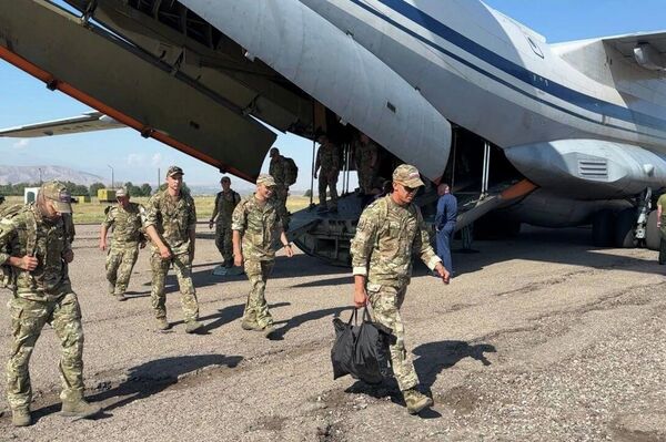 В скором времени военнослужащие приступят к подготовке вооружения и военной техники в Балыкчи, куда в сопровождении военной автоинспекции проследует колонна с личным составом 201-й военной базы ЦВО - Sputnik Кыргызстан