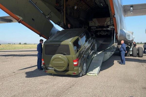 В скором времени военнослужащие приступят к подготовке вооружения и военной техники в Балыкчи, куда в сопровождении военной автоинспекции проследует колонна с личным составом 201-й военной базы ЦВО - Sputnik Кыргызстан