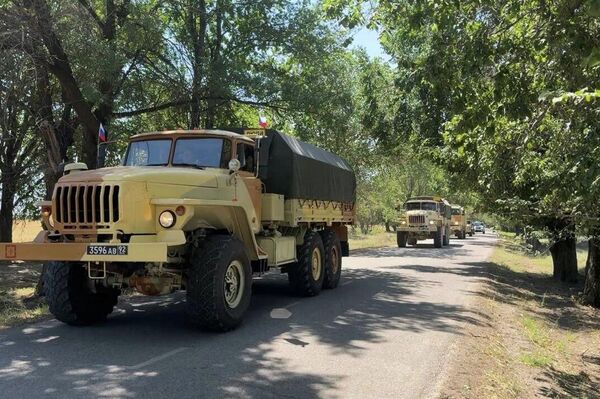 В скором времени военнослужащие приступят к подготовке вооружения и военной техники в Балыкчи, куда в сопровождении военной автоинспекции проследует колонна с личным составом 201-й военной базы ЦВО - Sputnik Кыргызстан