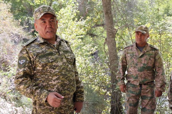 Председатель Государственной пограничной службы КР генерал-майор Абдикарим Алимбаев совершил рабочую поездку в Лейлекский район Баткенской области, где проверил несение службы пограничниками и ход инженерных работ на отдельных участках границы - Sputnik Кыргызстан