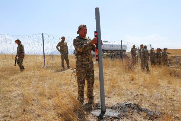 В ходе поездки 5–6 августа глава ГПС посетил пограничные заставы &quot;Таш-Булак&quot; и &quot;Кайрагач&quot;, временный пост &quot;Гош-Жайлоо&quot;, а также участки, где ведутся работы по инженерному обустройству государственной границы - Sputnik Кыргызстан
