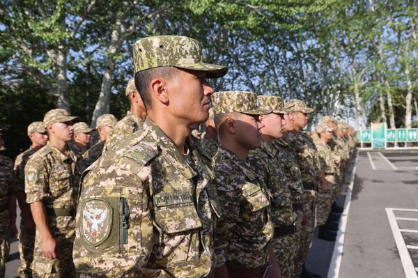 Глава ГПС пообщался с пограничниками, выполняющими задачи в сложных горных условиях - Sputnik Кыргызстан