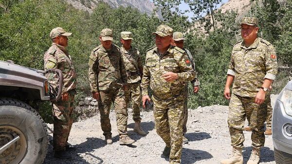 Председатель Государственной погранслужбы Абдикарим Алимбаев совершил поездку в Баткенскую область - Sputnik Кыргызстан