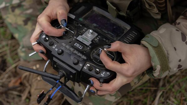 Украинский оператор управляет FPV-дроном - Sputnik Кыргызстан