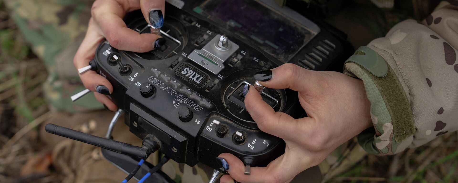 Украинский оператор управляет FPV-дроном - Sputnik Кыргызстан, 1920, 09.08.2026
