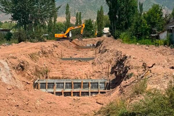 В селе Темир Иссык-Кульского района строят селевой канал Арчалуу длиной 2040 метров. На его русле предусмотрено 11 внутренних перемычек. - Sputnik Кыргызстан