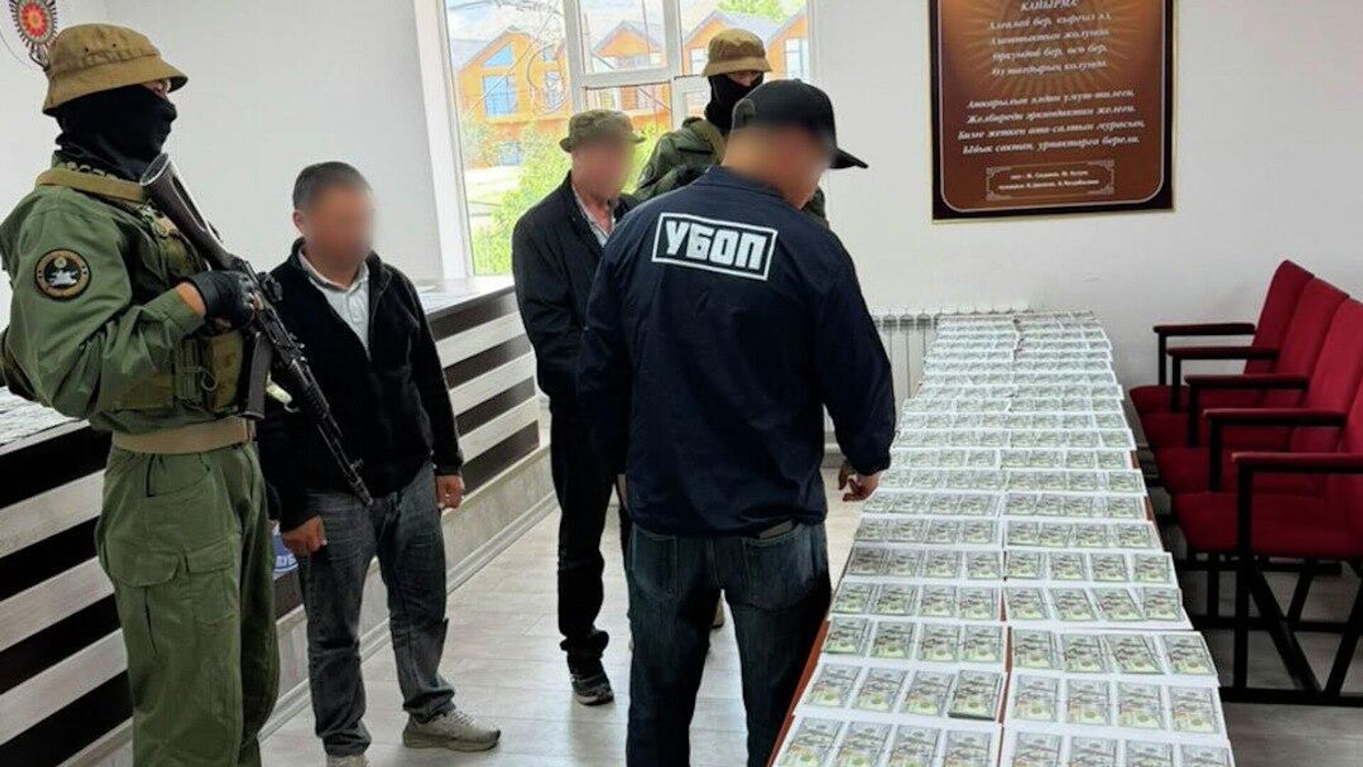 В Иссык-Кульской области задержаны сотрудник лесхоза и член ОПГ, подозреваемые в вымогательстве  - Sputnik Кыргызстан, 1920, 11.08.2026