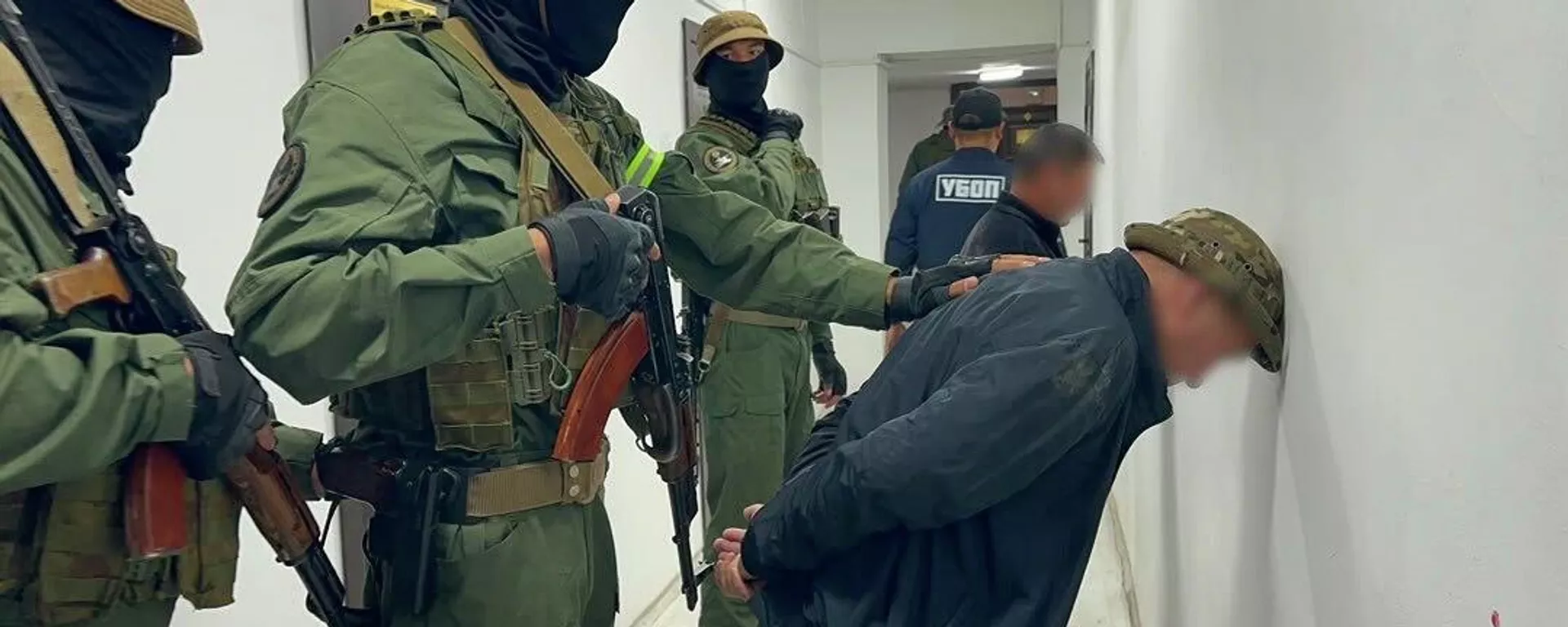 В Иссык-Кульской области задержан сотрудник лесхоза и член ОПГ, подозреваемые в вымогательстве  - Sputnik Кыргызстан, 1920, 11.08.2026