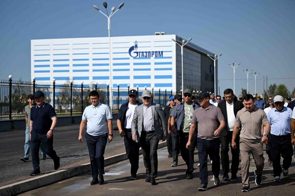 Председатель кабмина также осмотрел физкультурно-оздоровительный комплекс &quot;Газпром&quot; в Чолпон-Ате и ознакомился с ходом строительства Центра этнокультурного развития, индустрии конного спорта и племенного животноводства - Sputnik Кыргызстан