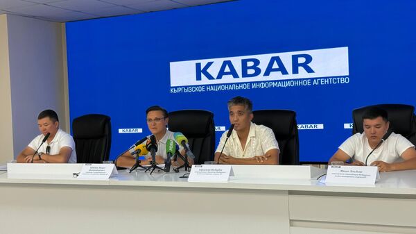 Специалист технадзора федерации водно-моторного спорта Кыргызстана Эльдияр Манап на пресс-конференции  - Sputnik Кыргызстан