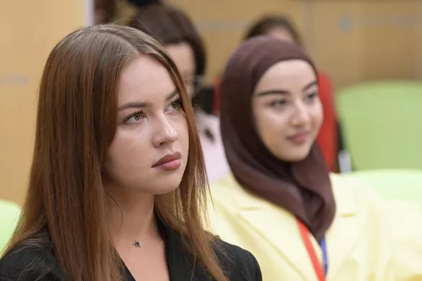 Модулдун акыркы күнүндө катышуучулар беш күн бою даярдаган өздөрүнүн долбоорлорун жактап, программанын соңунда долбоорду аяктагандыгы тууралуу дипломдорго ээ болушту - Sputnik Кыргызстан