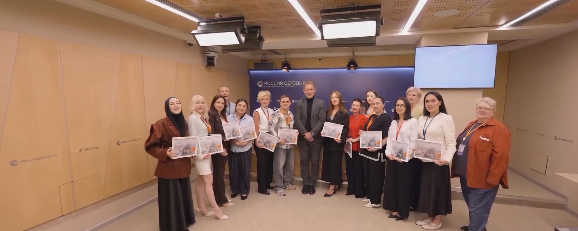 От ИИ до радиожурналистики — в Москве завершился модуль Sputnik Pro. Видео - Sputnik Кыргызстан, 1920, 22.08.2026