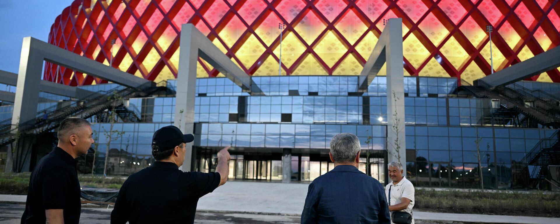 Президент КР Садыр Жапаров проверил подготовку стадиона Бишкек Арена к открытию VI Всемирных игр кочевников. 22 августа 2026 года - Sputnik Кыргызстан, 1920, 22.08.2026