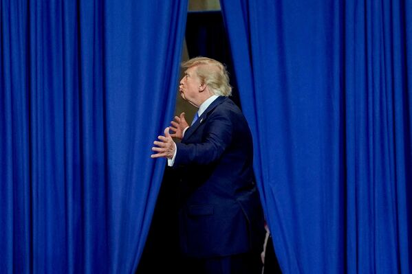 Президент США Дональд Трамп жестикулирует после выступления в Центре подготовки и разведки имени Дэвида С. Мака в Гарден-Сити (штат Нью-Йорк, США) - Sputnik Кыргызстан