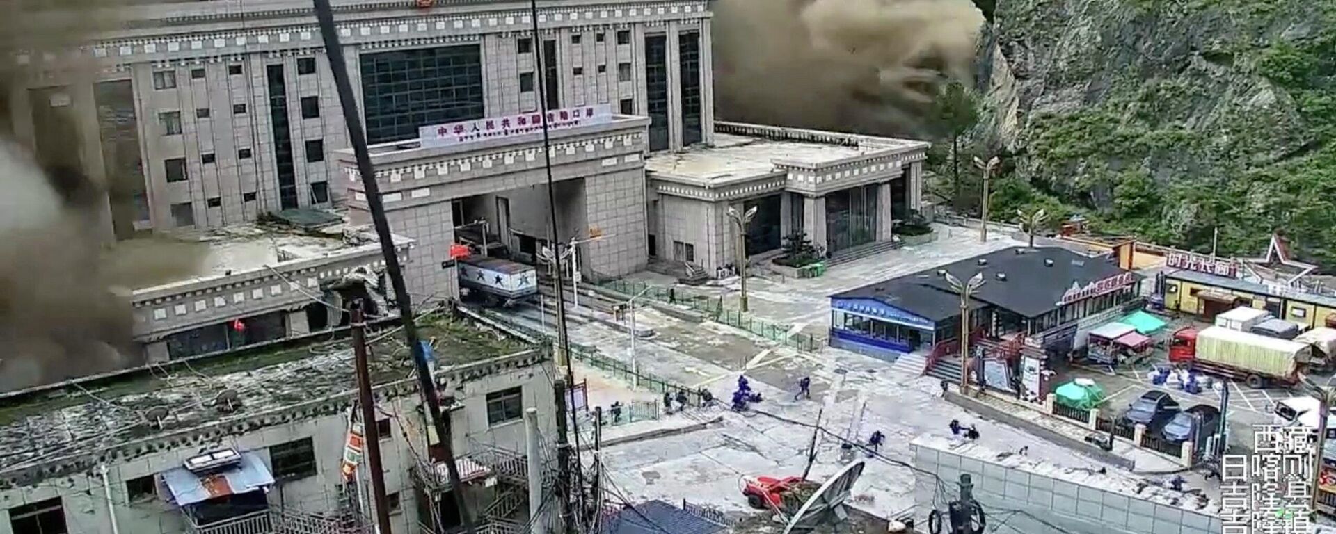 Внезапное наводнение у границы Непала с Китаем могло быть вызвано обрушением части ледника на дно долины. - Sputnik Кыргызстан, 1920, 27.08.2026