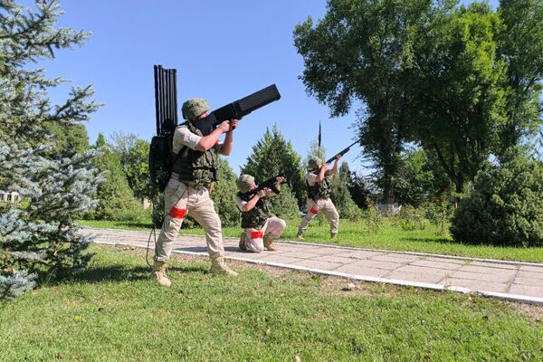 Помимо прочего они отработали нейтрализацию БПЛА противника с помощью антидронового ружья - Sputnik Кыргызстан