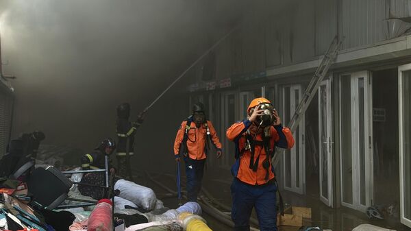 В Бишкеке ликвидируют крупный пожар на рынке Мадина - Sputnik Кыргызстан