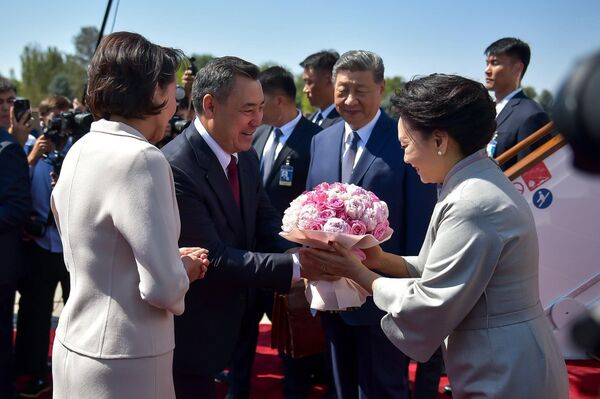 Президент Садыр Жапаров с супругой встретили Председателя КНР Си Цзиньпина и его супругу, прибывших в Кыргызстан с государственным визитом - Sputnik Кыргызстан