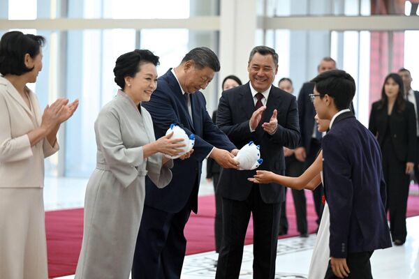 Салтанаттуу программа аэропорттун VIP залында улантылып, анда коноктор үчүн балдар хору жана жаш аткаруучулар өз өнөрлөрүн тартуулашты - Sputnik Кыргызстан