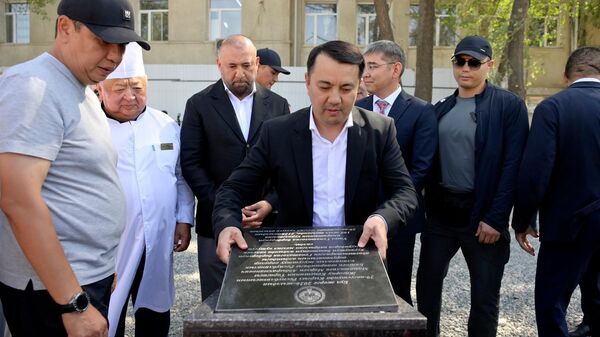 Торага Жогорку Кенешга Марлен Маматалиев принял участие в церемонии закладки капсулы под строительство Гепатологического центра - Sputnik Кыргызстан