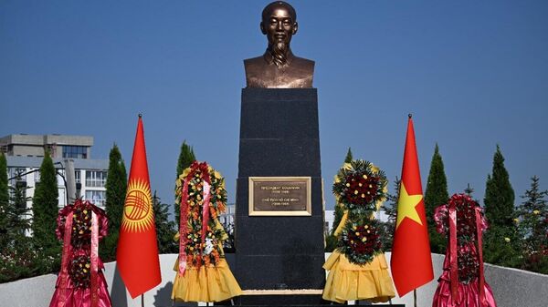 Бишкекте Вьетнамдын мурдагы лидери Хо Ши Миндин бюсту коюлду - Sputnik Кыргызстан