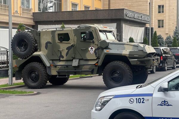 Бишкектин көчөлөрүндө ИИМ, Коргоо министрлиги, Саламаттык сактоо министрлиги, ӨКМ жана башка мамлекеттик органдардын 15 миңге жакын кызматкери нөөмөттө турат - Sputnik Кыргызстан
