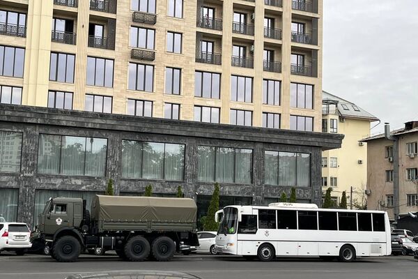 Бир катар жерлерден сооттолгон аскердик транспортторду көрүүгө болот - Sputnik Кыргызстан