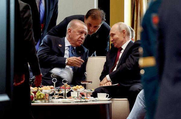 Президент РФ Владимир Путин и президент Турции Реджеп Тайип Эрдоган разговаривают в кулуарах саммита - Sputnik Кыргызстан