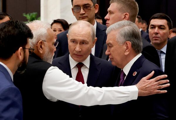 Президент РФ Владимир Путин, премьер-министр Индии Нарендра Моди (слева) и президент Узбекистана Шавкат Мирзиёев перед началом официального приема в честь глав делегаций стран - участниц саммита ШОС - Sputnik Кыргызстан