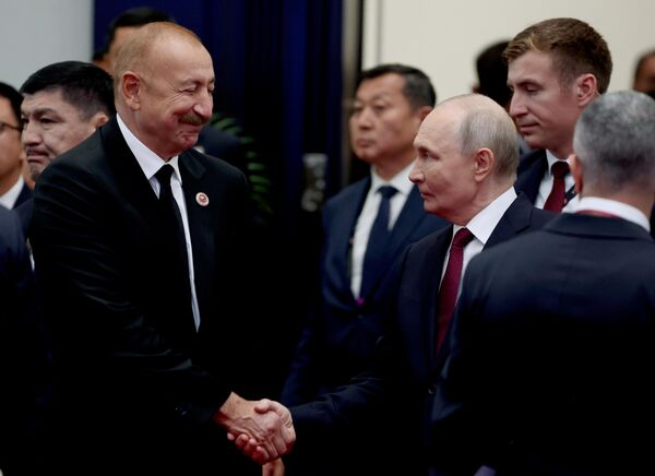 Президент РФ Владимир Путин и президент Азербайджана Ильхам Алиев здороваются перед началом заседания в формате "ШОС плюс"  - Sputnik Кыргызстан