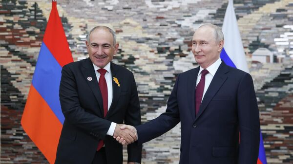 Президент Владимир Путин встретился с премьер-министром Армении Николом Пашиняном в Бишкеке - Sputnik Кыргызстан