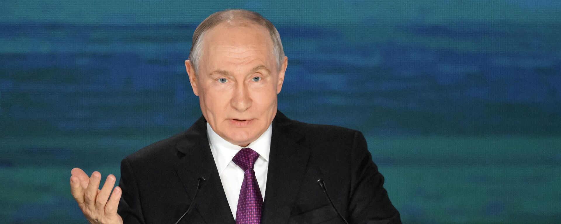 Владимир Путин на пленароном заседании ВЭФ-2026 - Sputnik Кыргызстан, 1920, 03.09.2026