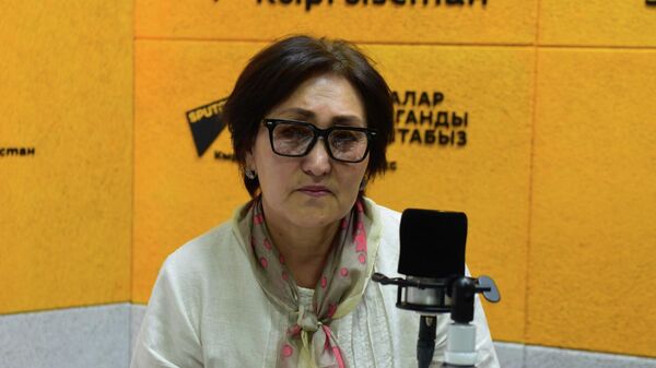 КР маданиятына эмгек сиңирген ишмер, искусство таануу илимдеринин кандидаты, Бүбүсара Бейшеналиева атындагы Кыргыз мамлекеттик маданият жана искусство университетинин профессору Чолпон Турумбаева - Sputnik Кыргызстан
